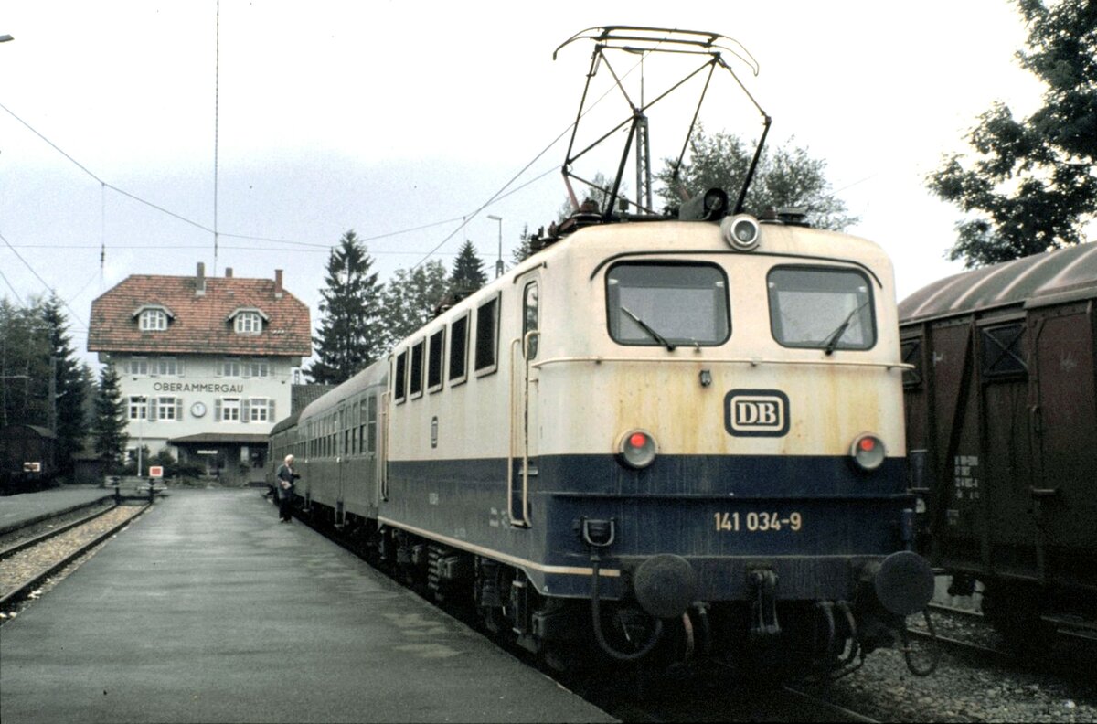 141 034-9 mit 2 Silberlingen in Oberammergau am 05.10.1980. Die Ammergaubahn KBS 963 f�hrt von Oberammergau �ber Bad Kohlgrub nach Murnau.