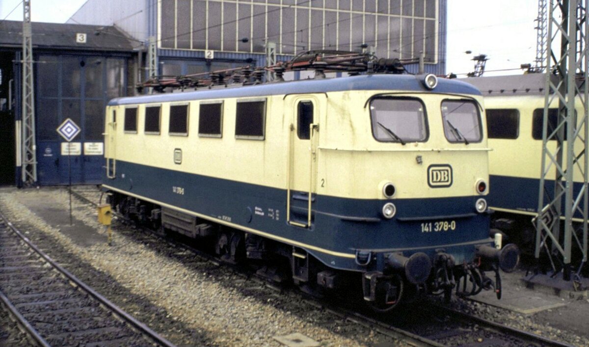 141 378-0 bei einer Führung in Regensburg am 25.04.1982.