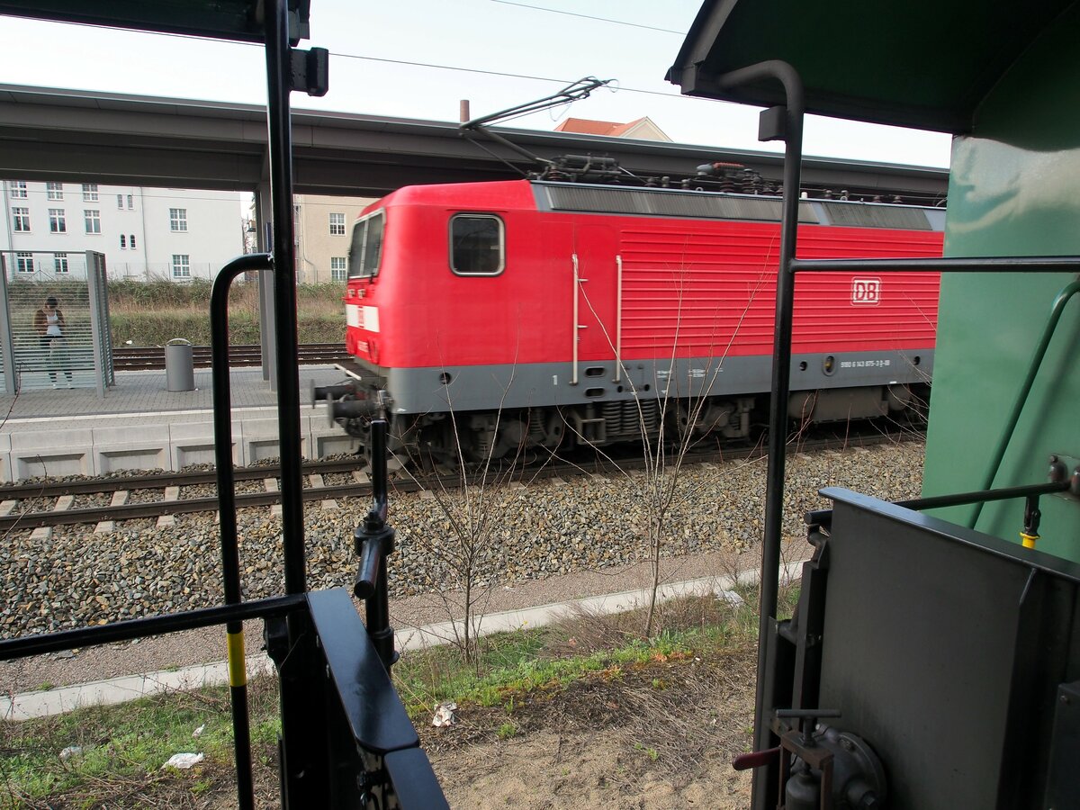 143 875-3 S1 von der Plattform des Dmpfzuges der Lößnitztalbahn in Radebeul Ost am 12.04.2016.