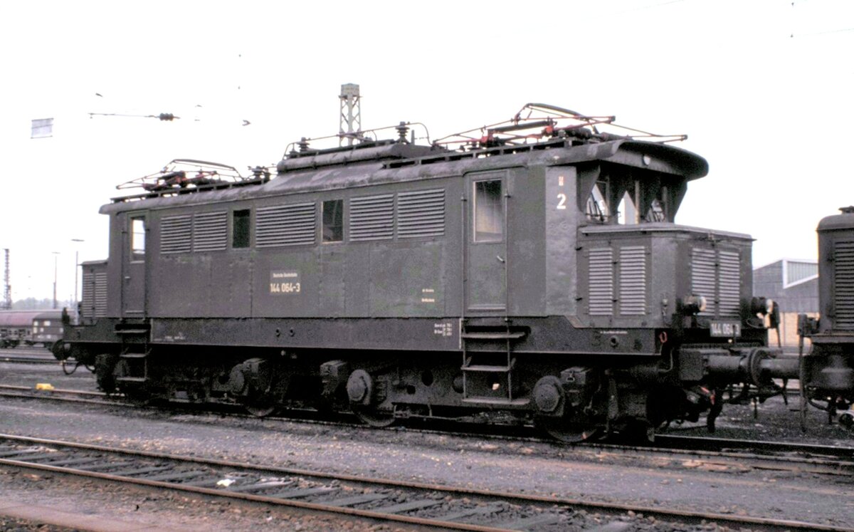 144 064-3 bei einer Führung in Regensburg am 25.04.1982.