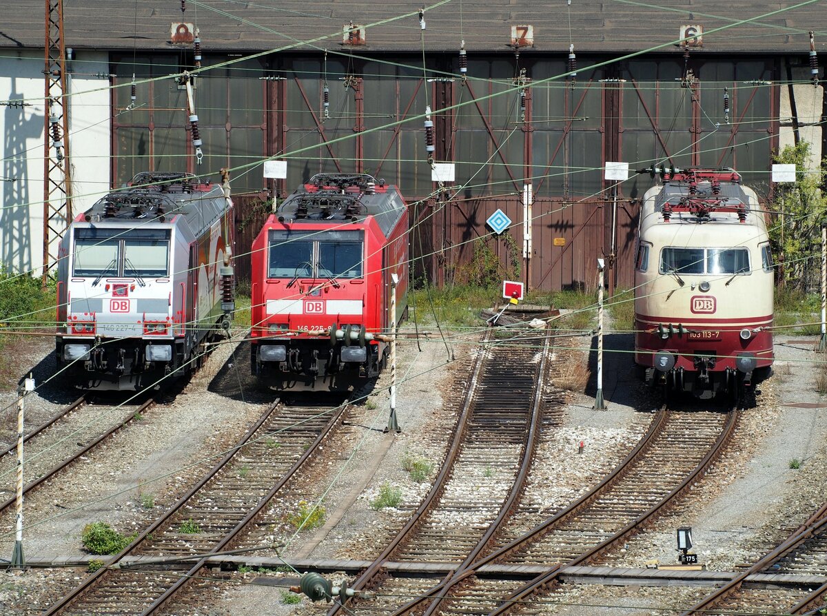 146 227-4 und 146 225-8 und 103 113-7 stehen vor dem denkmalgeschützten Lokschuppen, der kurze Zeit später für Stuttgart 21 abgetragen wurde, in Ulm am 17.08.2014.