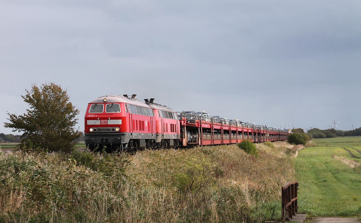 15 Minuten später klarte für den Autozug nach Westerland/Sylt der Himmel auf.....: 
218 810 + 218 463 + Autozug Bü Triangel 16.10.2021