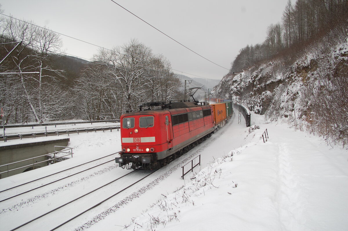 151 030-4 und schiebend (nicht auf dem Bild zu sehen) die 151 159-1 auf der Geislinger Steige am 13.02.009.