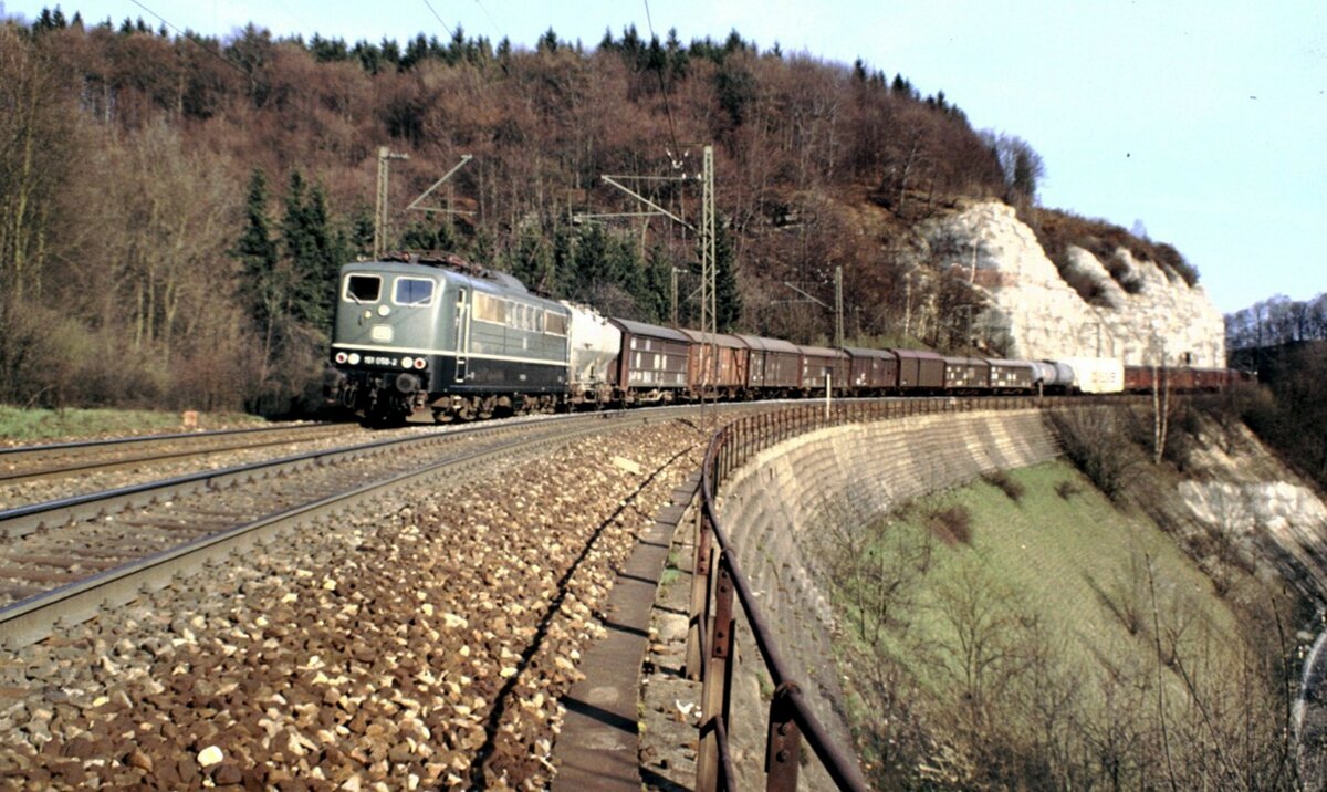 151 050-2 mit gemischtem G�terzug auf dem M�hltalfelsendamm der Geislinger Steige am 23.04.1982.