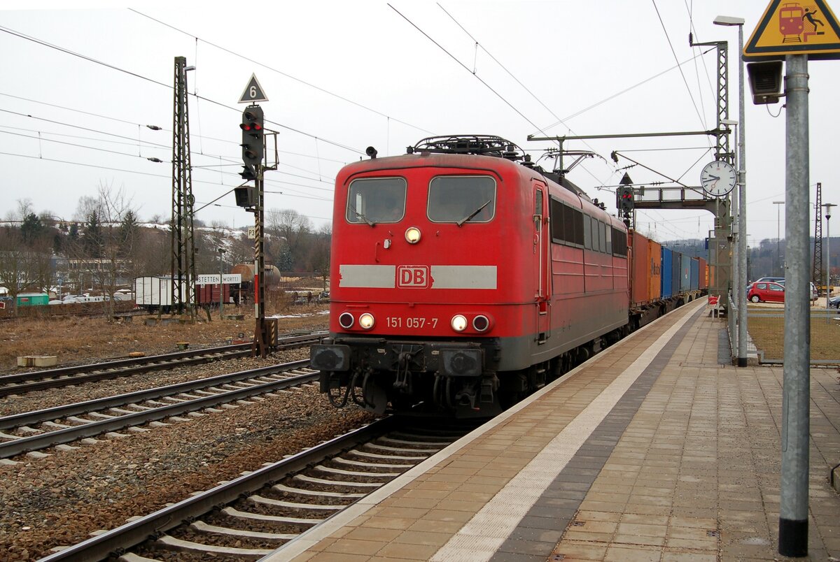 151 057-7 mit Containerzug in Amstetten am 12.03.2009.