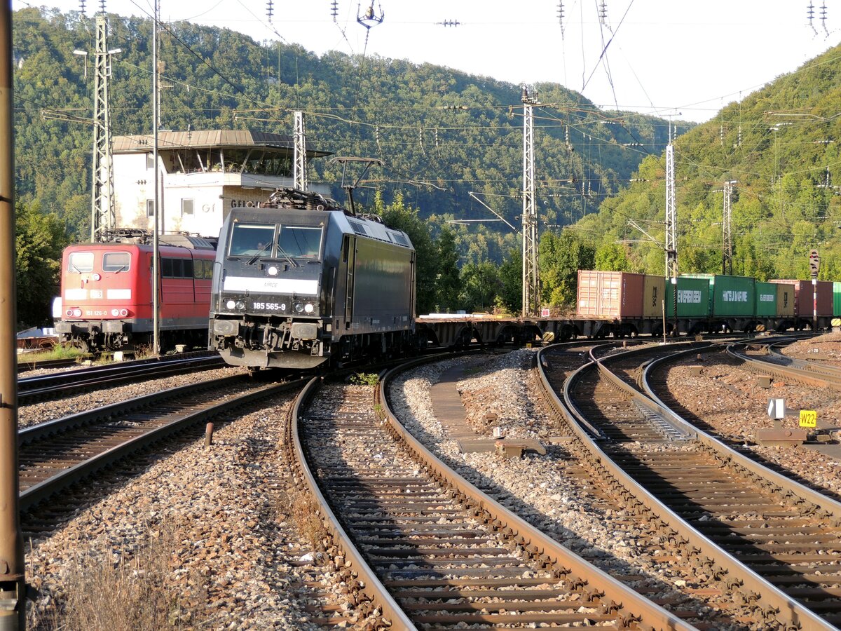 151 126-0 in Schubbereitschaft und Containerzug mit MRCE 185 565-9 in Geislingen Steige am 20.09.2012.