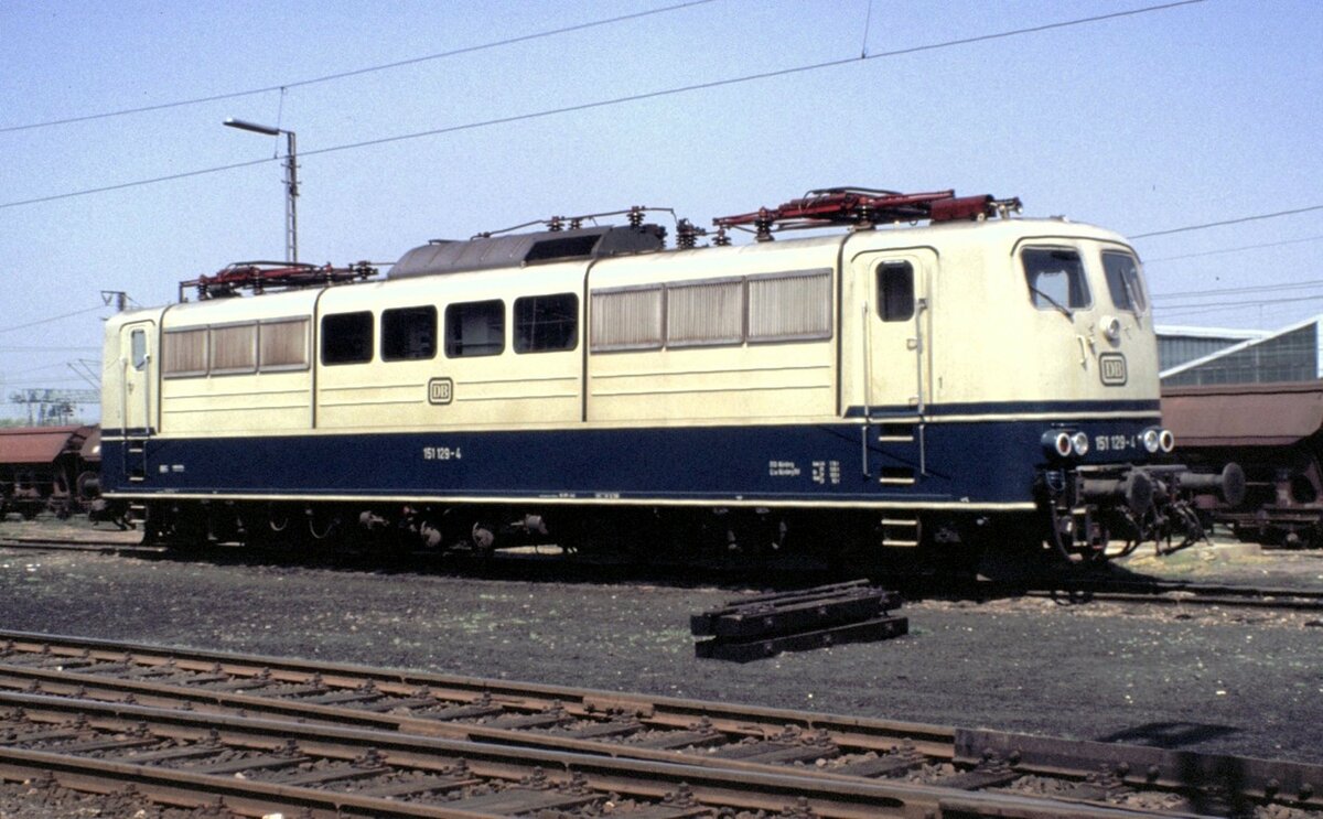 151 129-4 bei einer Führung in Regensburg am 15.05.1982.