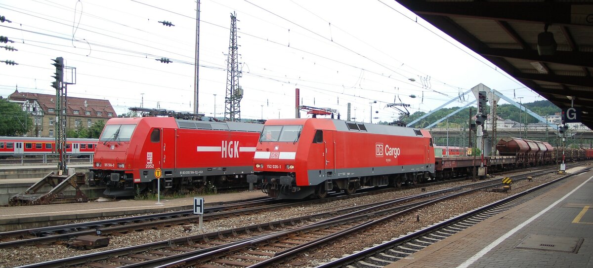 152 026-1 mit einem gemischtem Güterzug und in Bereitschaft am Prellbock HGK 2052  15 584-0 in Ulm am 03.07.2008.