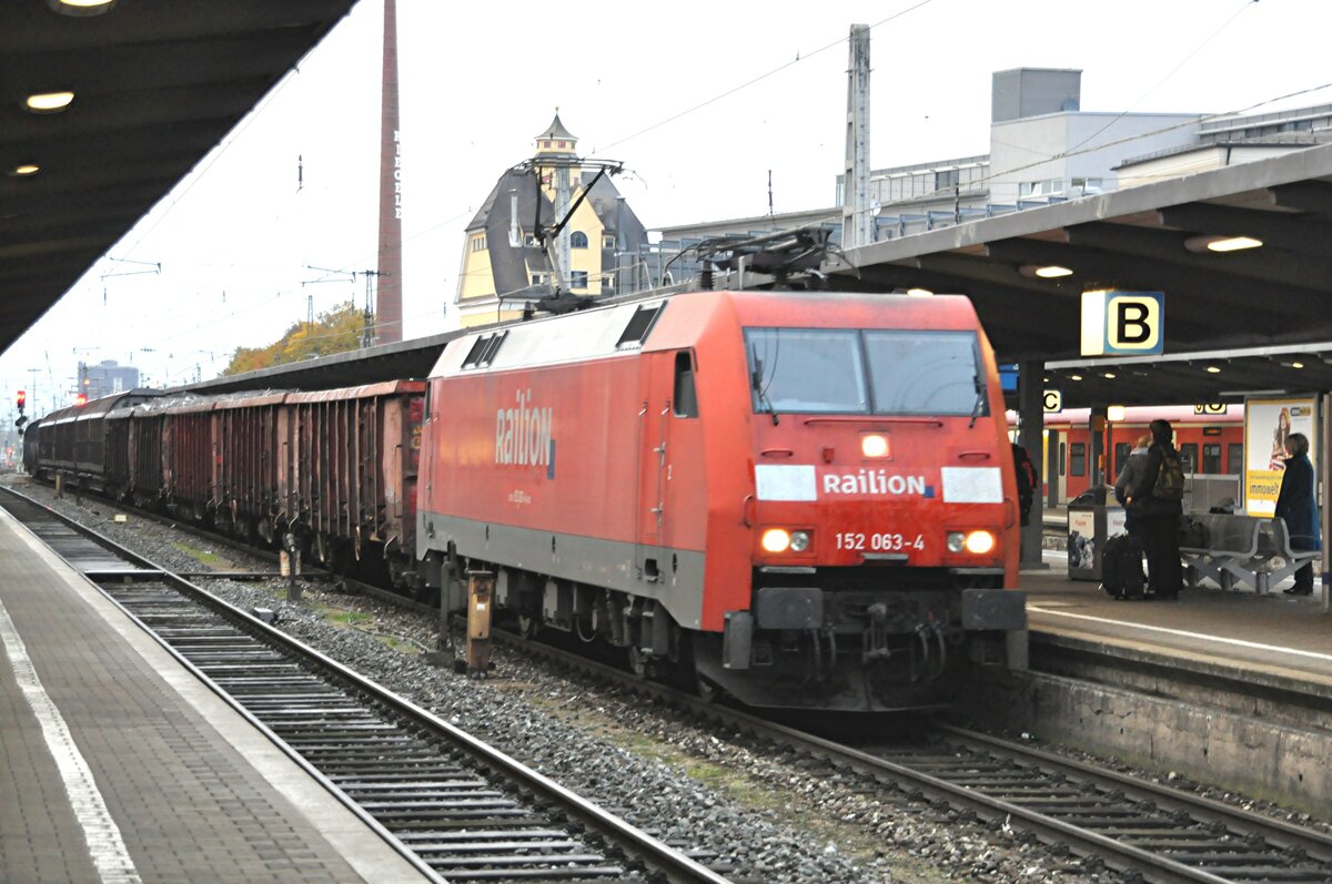 152 063-4 mit gemischtem Güterzug in Augsburg am 25.10.2009.