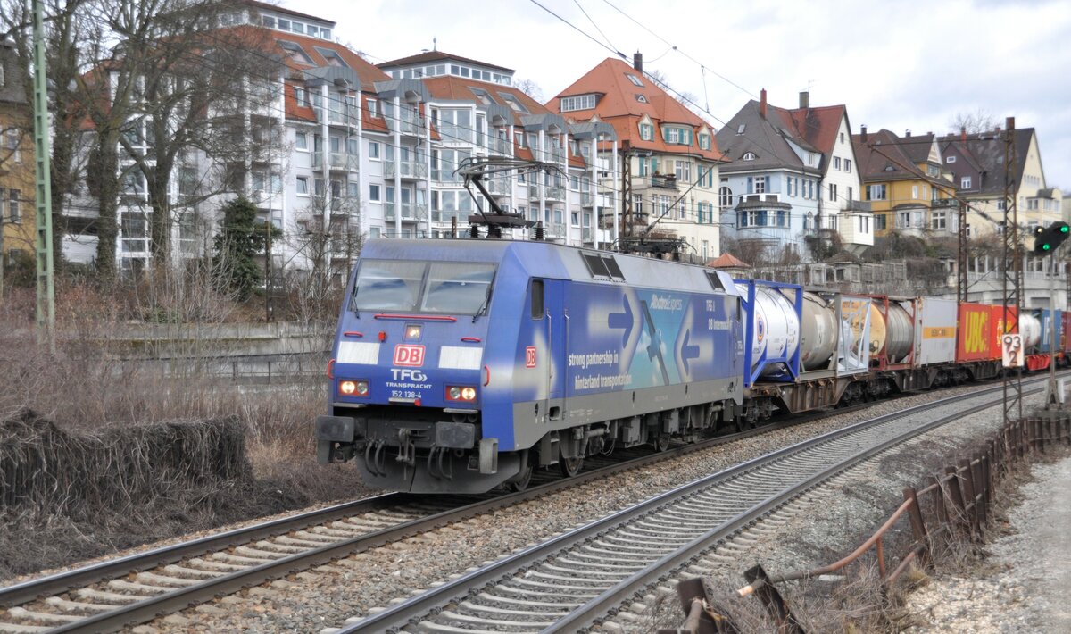 152 138-4 Albatros Express mit Containerzug in Ulm am 20.02.2010.
