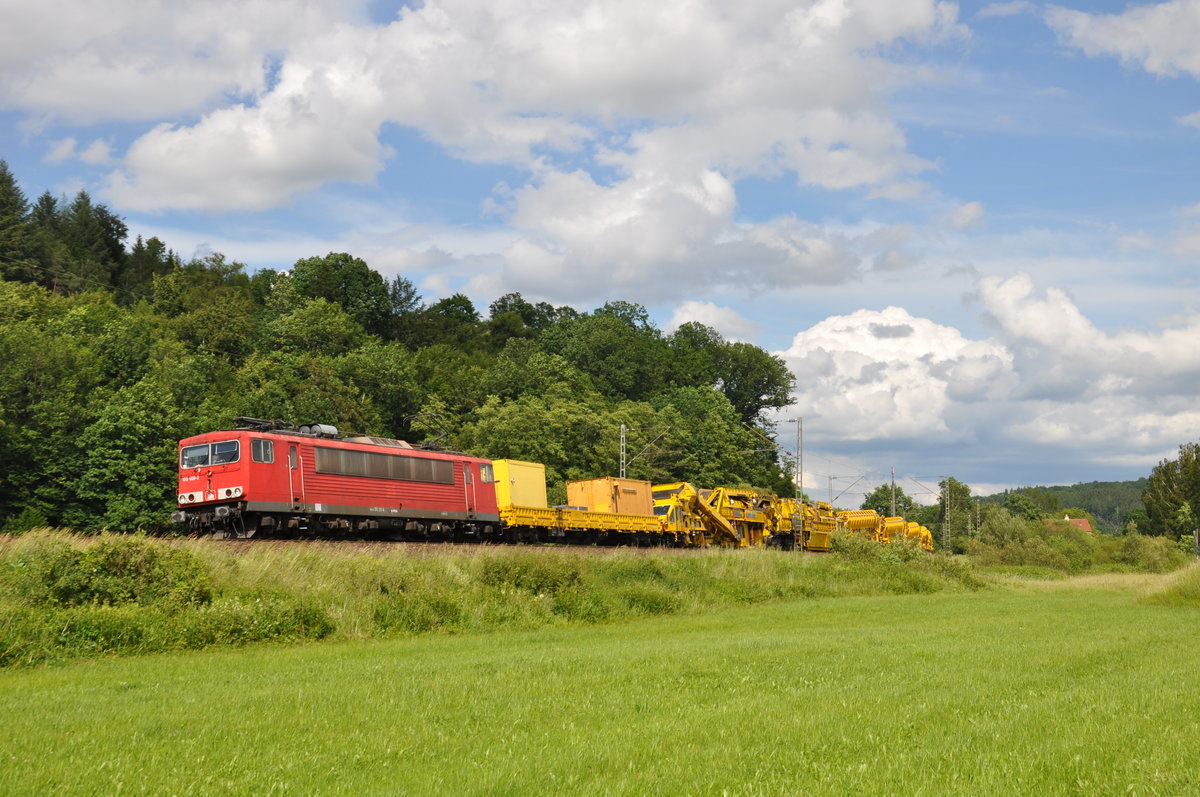 155 026 der PRESS fuhr am 15.06.2019 mit einem Bauzug durch Wirtheim in Richtung Hanau. 