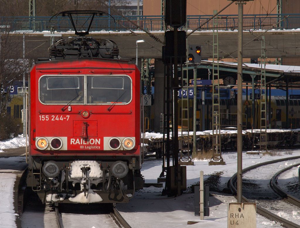155 244-7 mit leerem Containerzug bei der Durchfahrt in HH-Harburg. 06.03.2010 