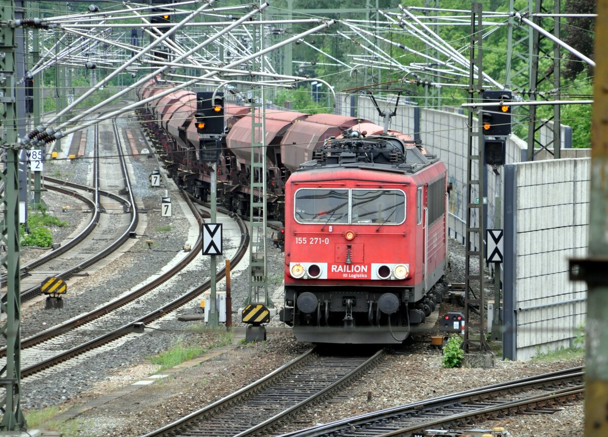 155 271-0 der DB Logistiks Railion mit Schotterwagen-Seitenentadewagen in Ulm am 12.05.2012.