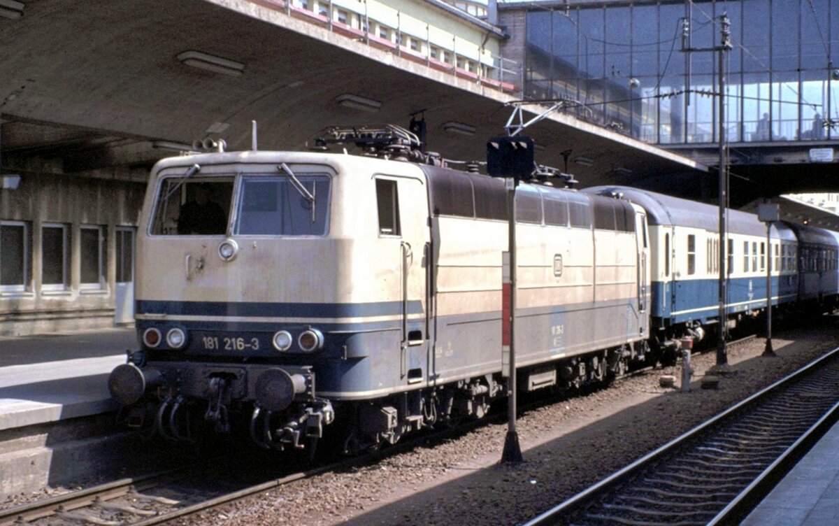 181 216-0 mit D-Zug in Heidelberg am 17.04.1982.