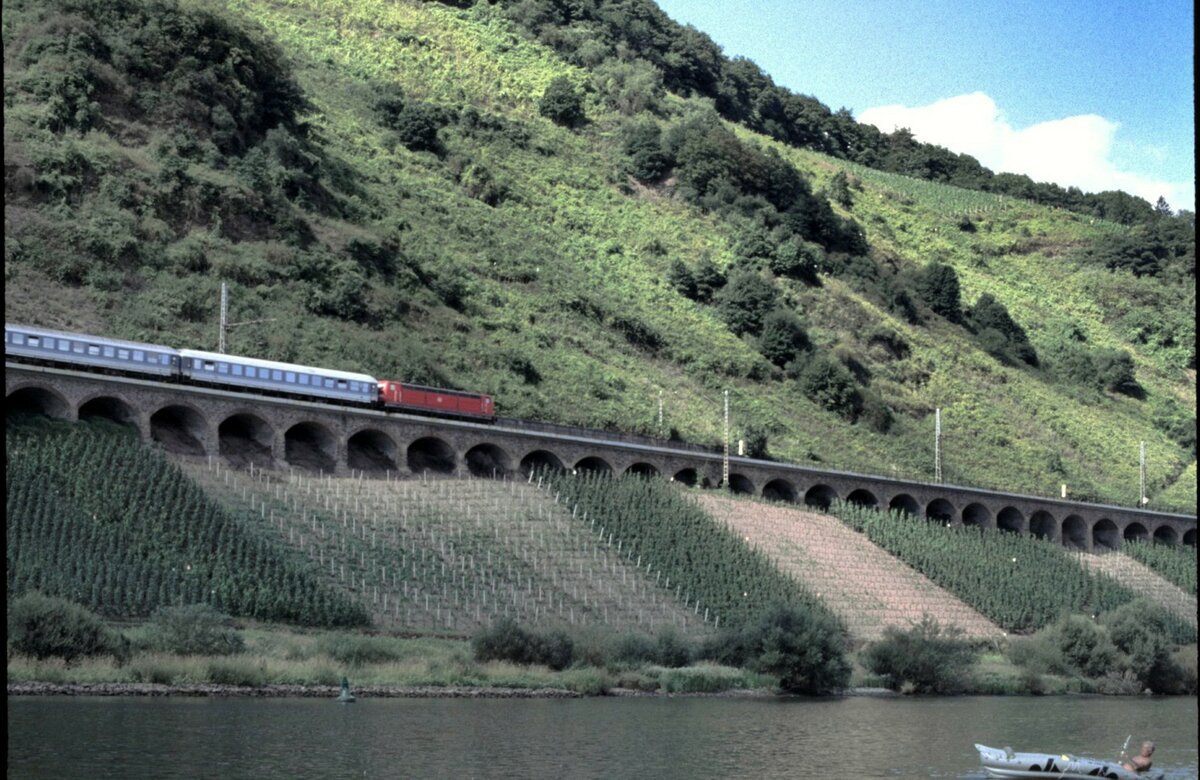 181.2 mit Interregio auf dem Lehnviadukt bei P�nderich an der Mosel am 25.08.2002.