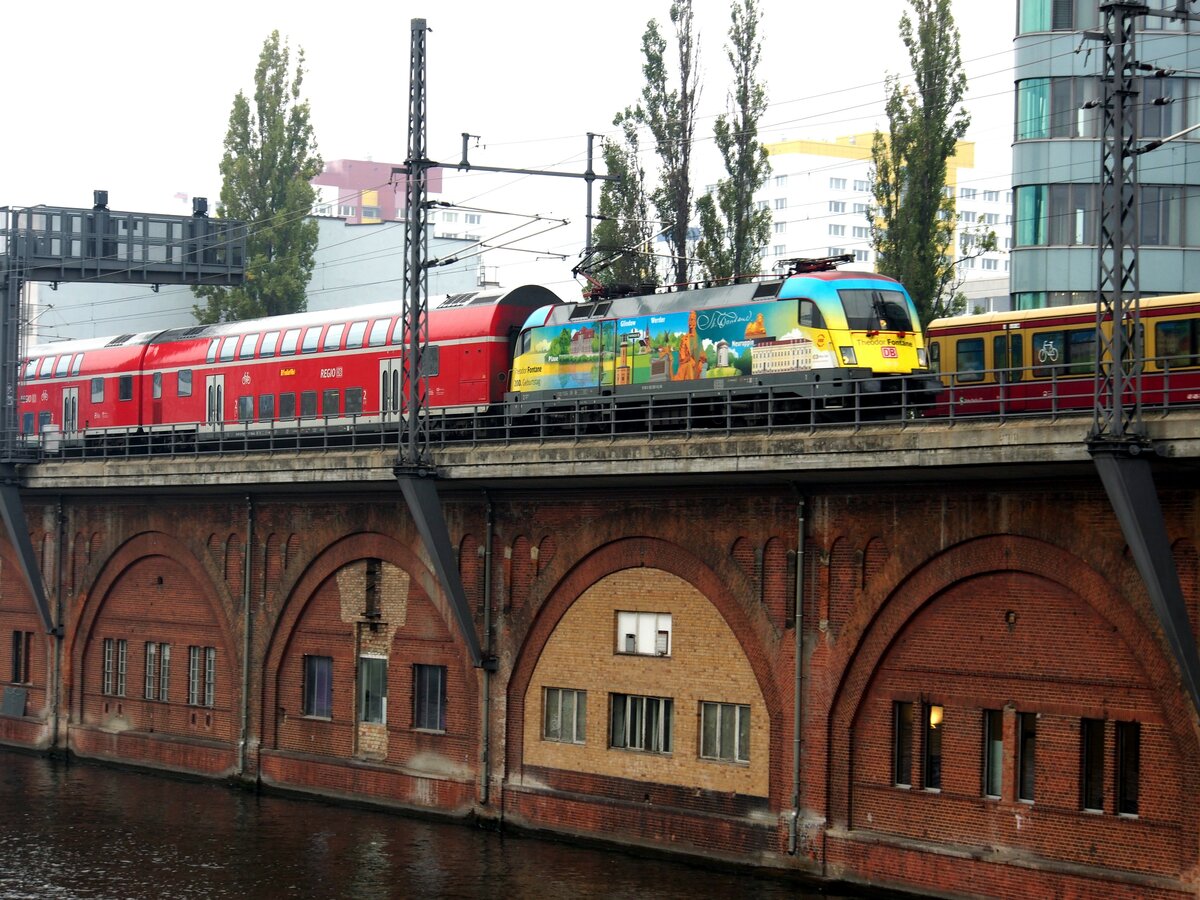 182 005-9 Fontane-Lok auf der Jannowitzbrücke in Berlin am 24.10.2019.