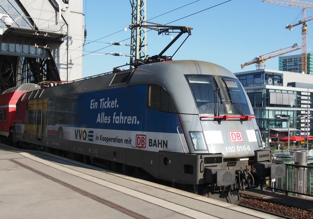 182 016-6 von Siemens mit Werbung für VVO und DB Ticket in Dresden Altstadt am 19.04.2015.