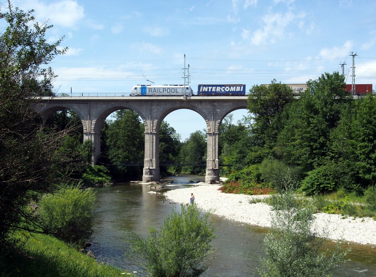 187 004-7 von Railpool mit Kombi-Containerzug auf dem Traunviadukt in Traunstein am 29.07.2020.