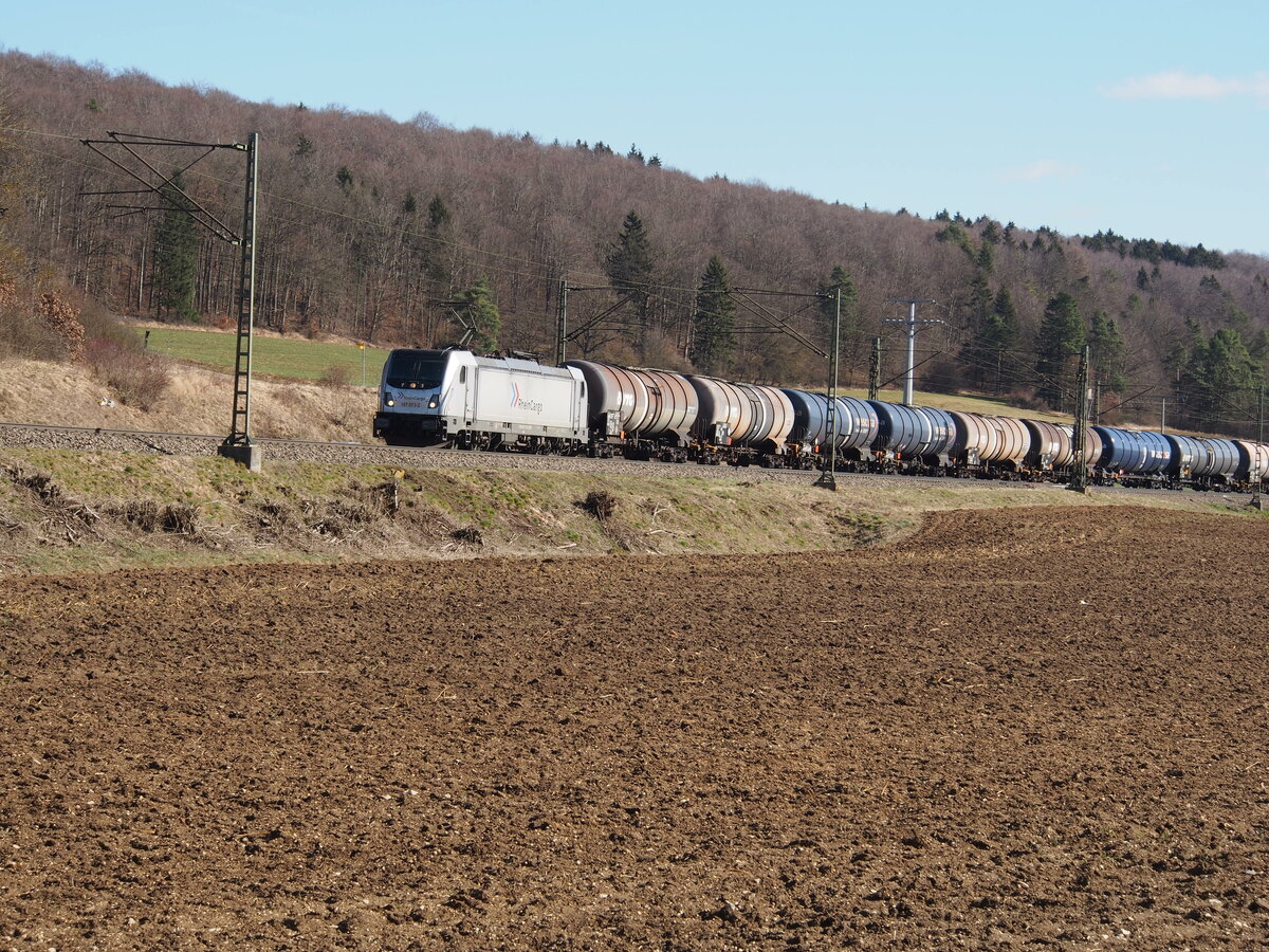 187 073-2 Rhein Cargo mit Kesselwagenzug bei Amstetten am 21.01.2020.