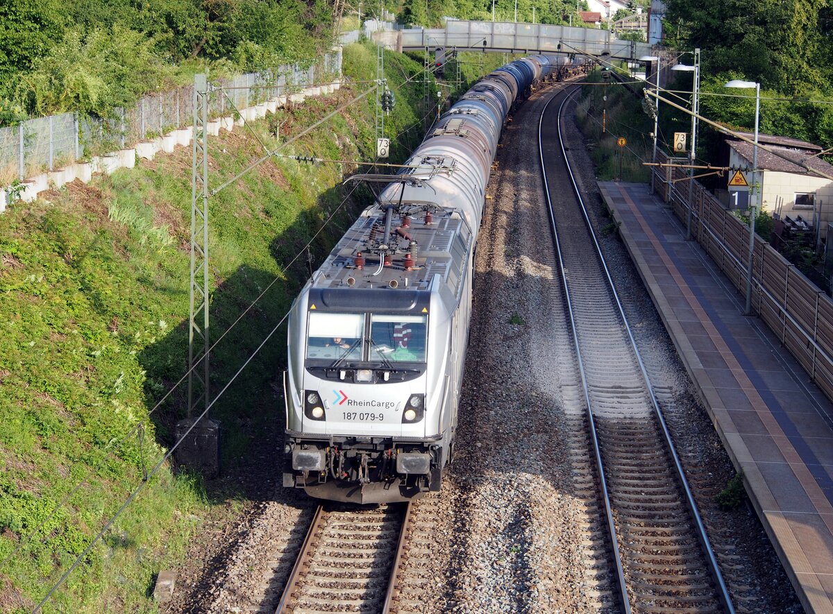 187 079-9 von Rhein Cargo mit Kesselwagenzug in Lonsee am 03.07.2020.