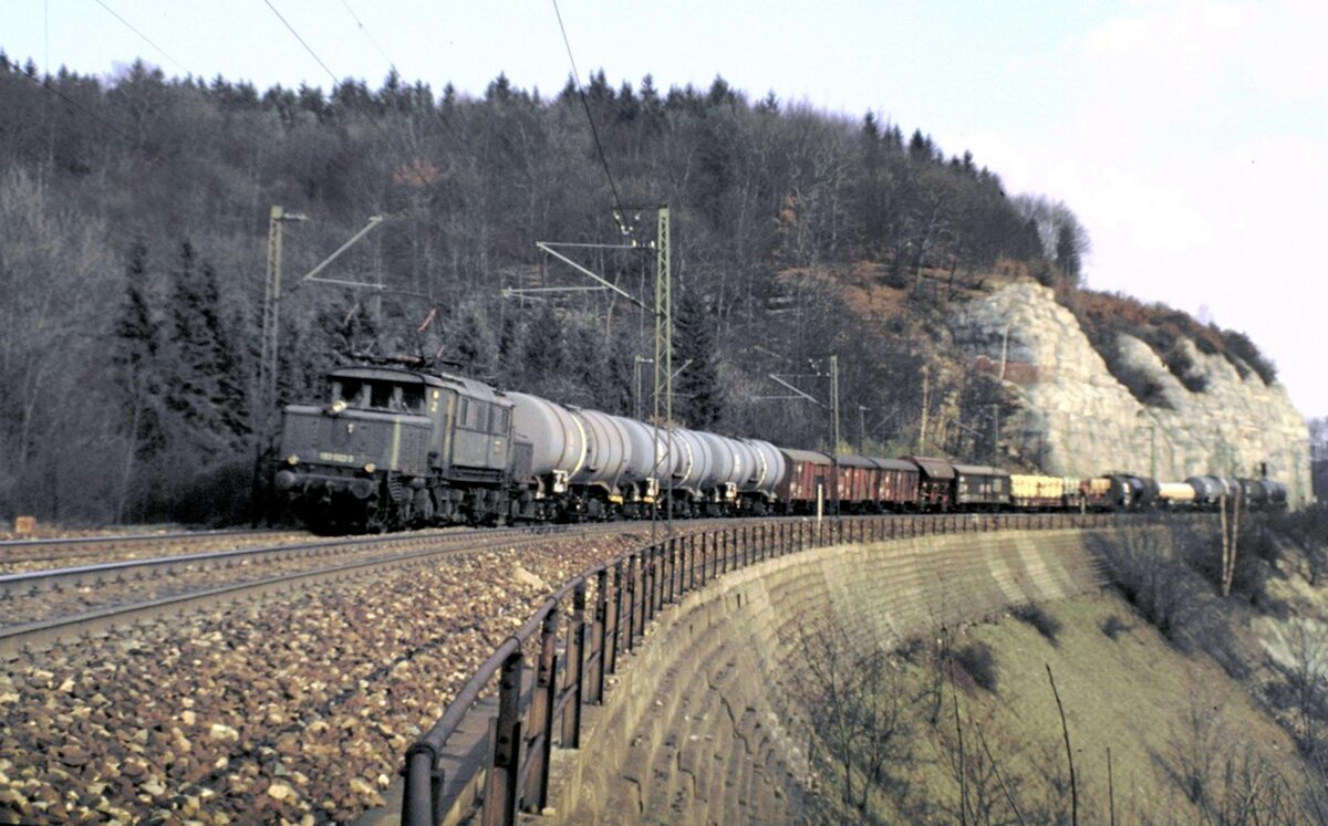 193 002-3 mit Sammler auf der Geislinger Steige am 03.03.1982.