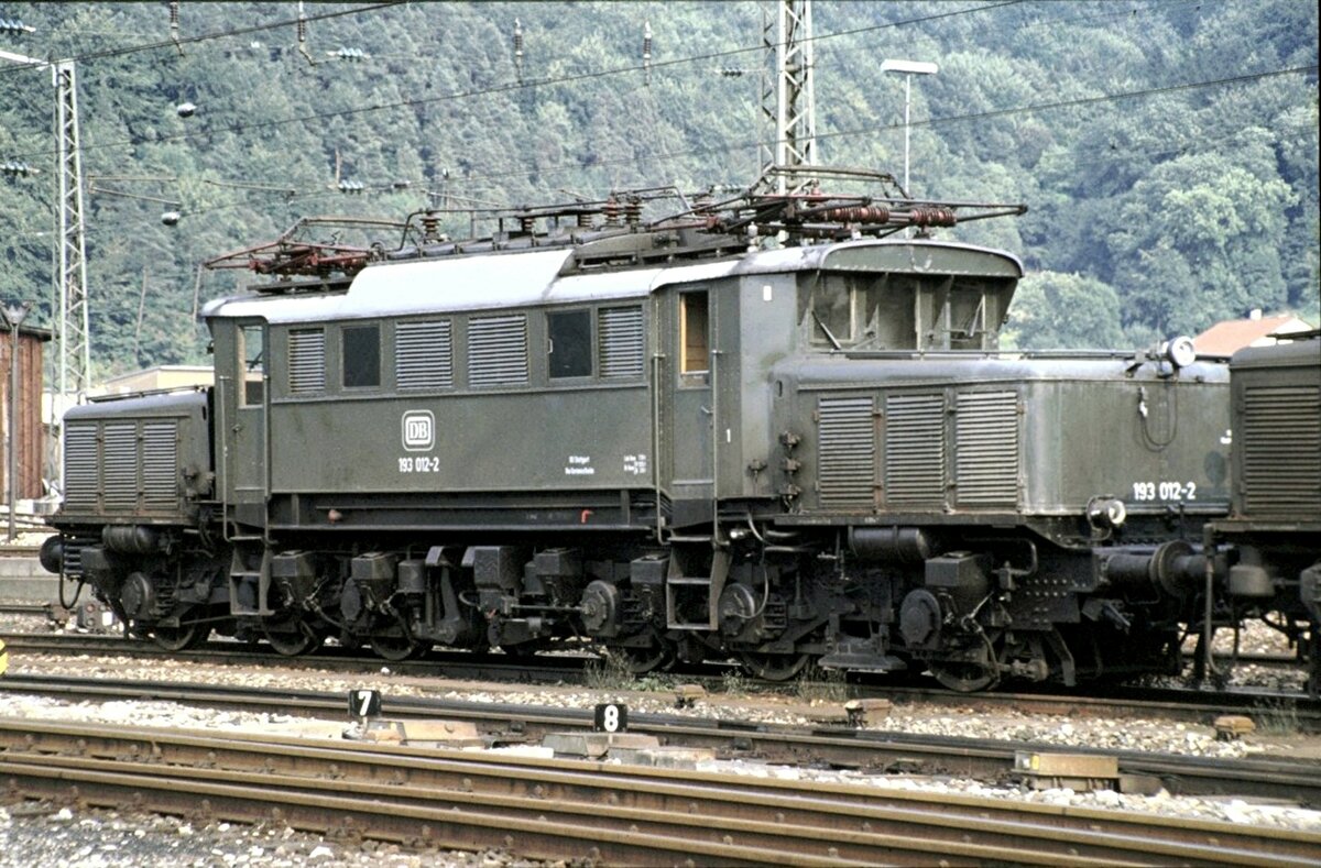 193 012-2 Schubbereitschaft in Geislingen / Steige im Juni 1980.