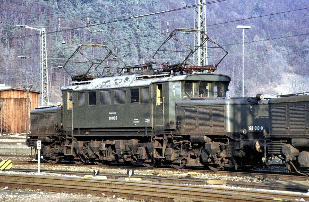 193 013-0 in Schubbereitschaft in Geislingen Steige am 27.03.1982.