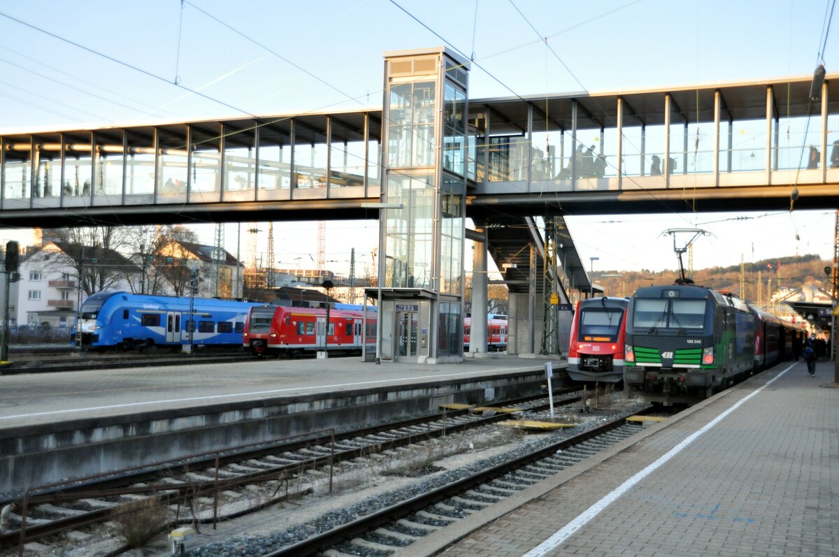 193 243 mit IRE 200; 622 061; 425 und 462 Desiro HC von Siemens in Ulm am 07.01.2023.