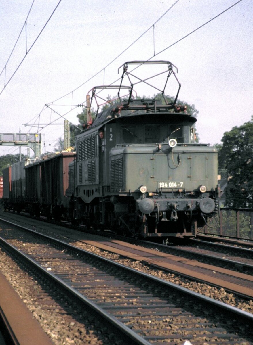 194 014-7 mit Güterzug auf der Donaubrücke bei Ulm am 11.06.1983.