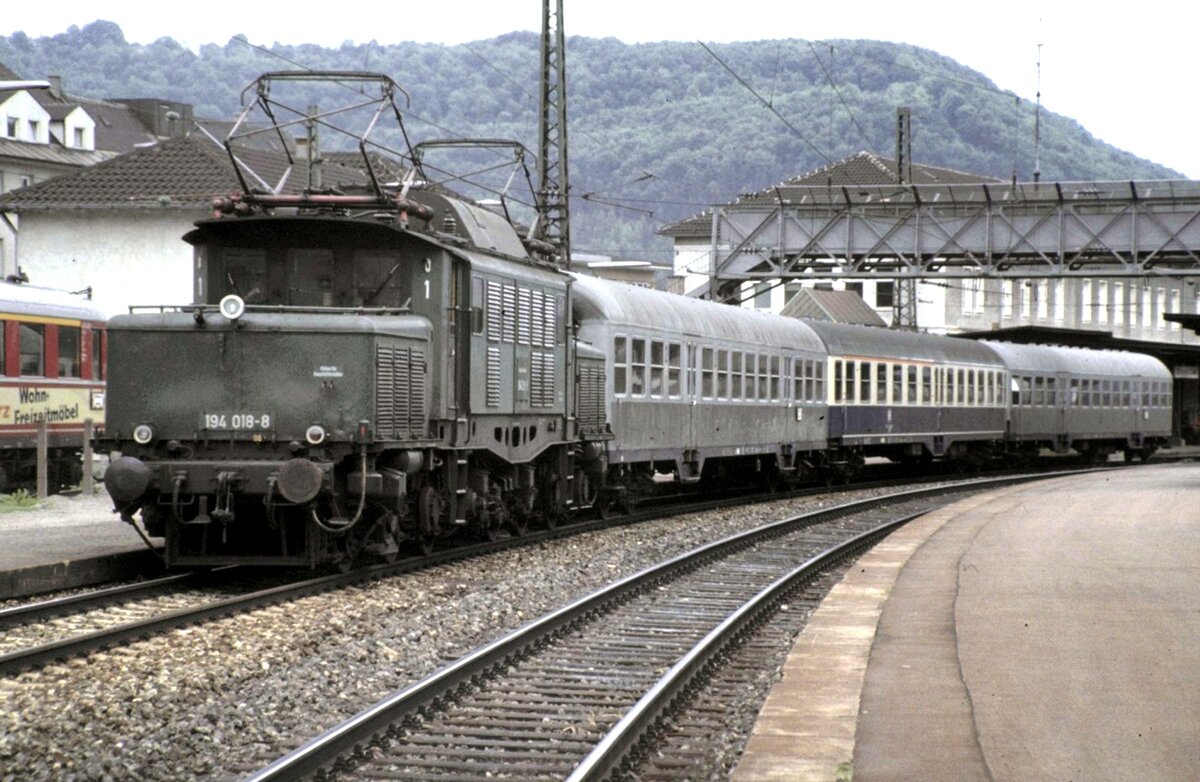 194 018-0 mit Schülerzug in Geislingen/Steige am 21.05.1983.