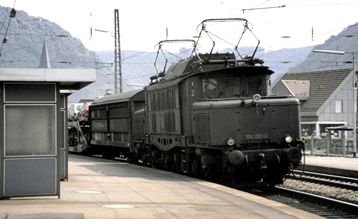 194 081-6 gibt einem Güterzug Schubhilfe auf der Geislinger Steige im Juni 1980.