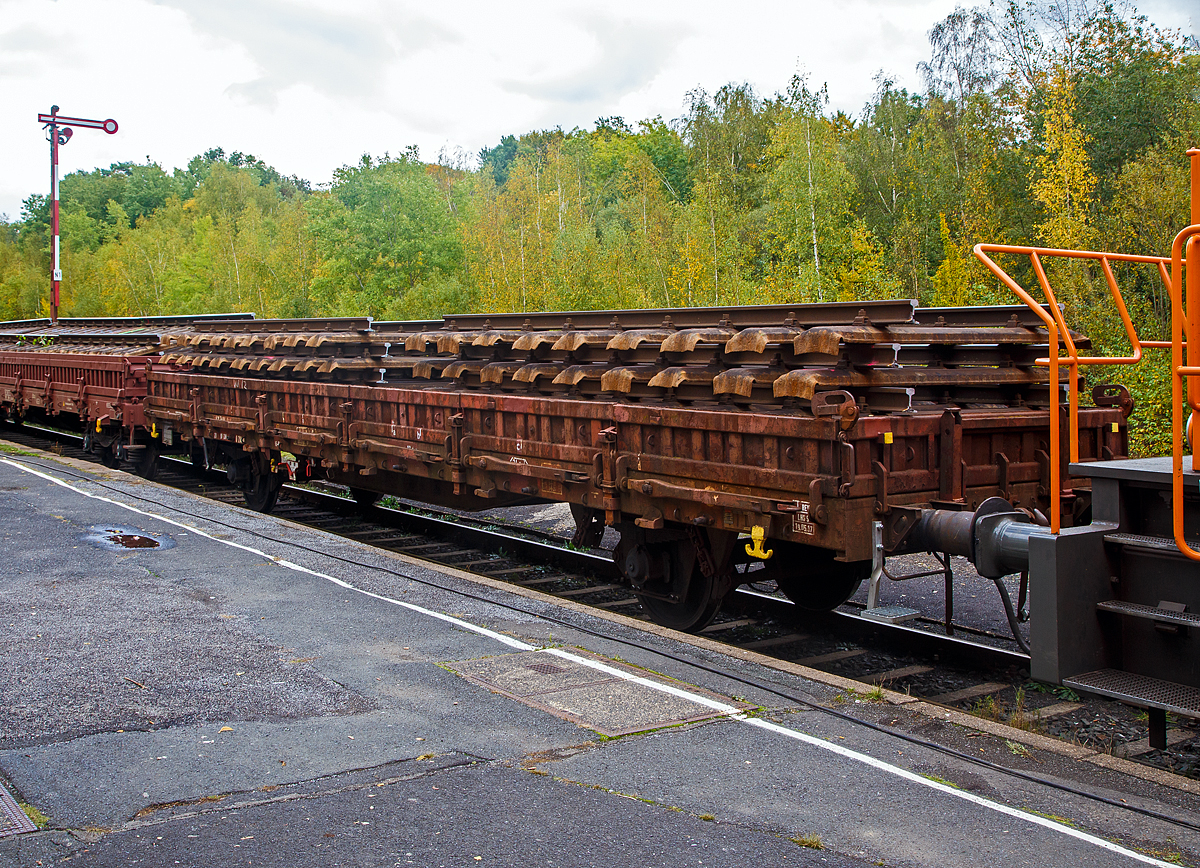 
2-achsiger Flachwagen mit zwei Radsätzen, Seiten- und Stirnwandklappen sowie Seiten- und Stirnwandrungen, 21 80 3300 214-6 D-DB, der Gattung Ks 446, der DB Cargo AG hier am 10.10.2020 im Bahnhof Herdorf, beladen mit alten Gleisstücken der Hellertalbahn KBS 462.

Der Wagen ist für den Transport von Walzwerkerzeugnissen, Baufertigteilen, Schüttgütern, sperrigen Gütern und Straßenfahrzeugen vorgesehen. Der Wagenkasten besteht aus 12 stählernen Seiten- und 2 stählernen Stirnborden mit 12 austauschbaren Seitenwanddrehrungen und 4 austauschbaren Stirnwandsteckrungen. Die Borde sind so ausgelegt, dass im abgeklappten Zustand ein unbehindertes Befahren des Wagens von Seiten- und Kopframpen aus möglich ist. Der Wagenboden besteht aus 70 mm dicken Holzbohlen. Bei abgeklappten Endseitenborden ist der Güterwagen nicht profilfrei.

TECHNISCHE DATEN des Wagens:
Spurweite: 1.435 mm
Achsanzahl: 2
Länge über Puffer: 13.860 mm
Achsabstand: 8.000 mm
Länge der Ladeflächen: 12.520 mm
Ladefläche: 34,7 m²
Bordwandhöhe: 450 mm
Rungenhöhe: 1.290 mm
Fußbodenhöhe über SOK: 1.245 mm
Höchstgeschwindigkeit: 100 km/h
Eigengewicht: 12.800 kg
max. Zuladung: 27.000 kg
Kleinster bef. Gleisbogenradius: 35 m
Bauart der Bremse: KE-GP
Handbremse: nein
Intern. Verwendungsfähigkeit: RIV

Die Güterwagen der Gattung K bildeten ursprünglich eine der größten Gruppe von Güterwagen der DB, bedingt durch die vielen darin eingeordneten Rungenwagen älterer Bauart. Die meisten ihrer Einsatzgebiete wurden später von Flachwagen der Sonderbauarten übernommen. Bei der DB waren 1998 nur noch rund 10.000 Exemplare vorhanden.
