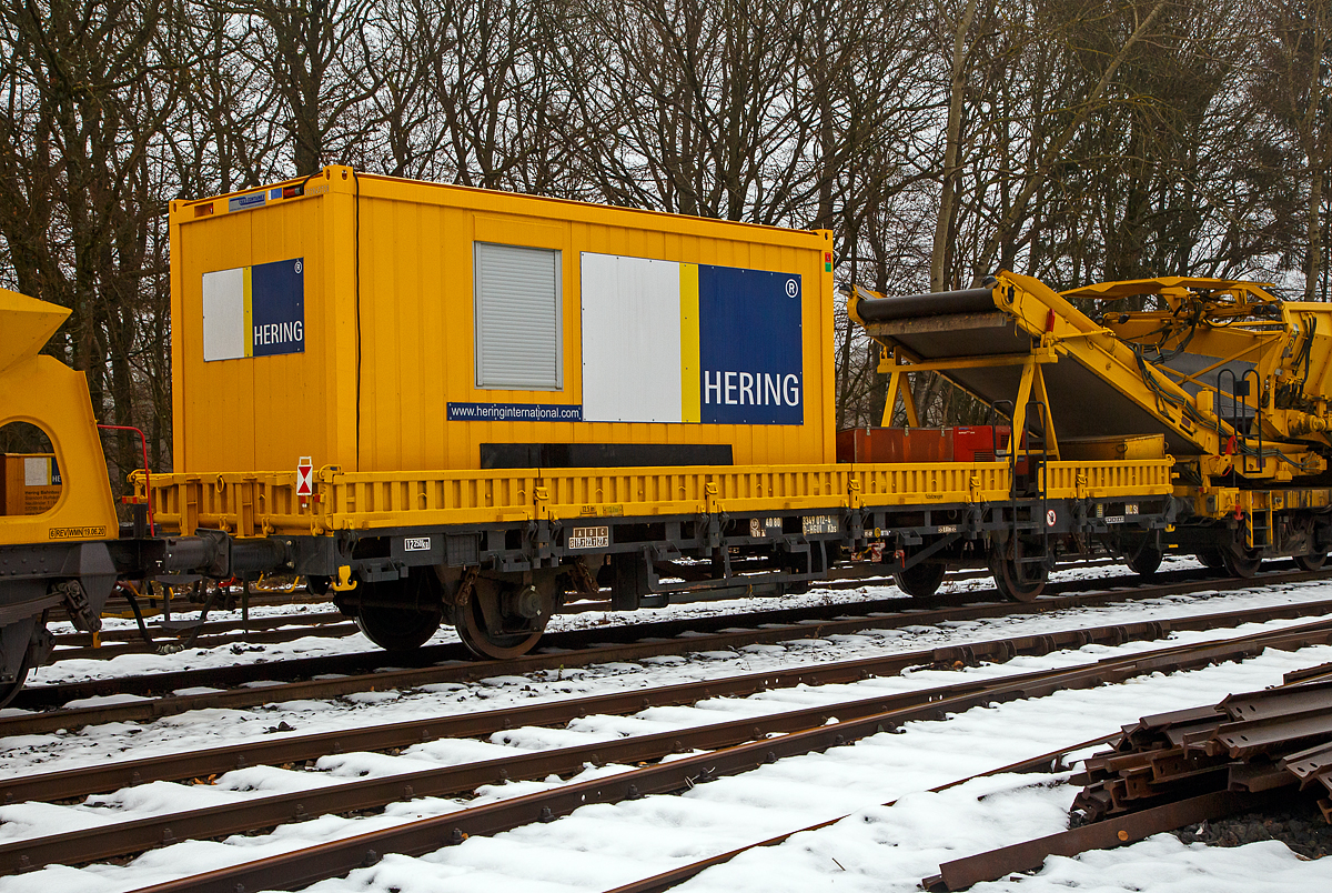 2-achsiger Flachwagen (Niederbordwagen) mit Seiten-, Stirnwandklappen und Einstecktaschen für Rungen, 40 80 3349 012-4 D-HGUI, der Gattung Kbs, der der HERING Bahnbau GmbH (Burbach), als Schutzwagen zu den MSF 38 ist am 11.12.2021 auf dem Betriebshof der Westerwaldbahn (WEBA) auf der Bindweide bei Steinebach/Sieg abgestellt. Der Wagen hat Einstecktaschen für Rungen, in diese können Steckrungen eingesteckt werden.

Diese Wagen waren früher für den Transport von Walzwerkerzeugnissen, Baufertigteilen, Schüttgütern, sperrigen Gütern und Straßenfahrzeugen vorgesehen. Die Güterwagen der Gattung K bildeten ursprünglich eine der größten Gruppe von Güterwagen der DB, bedingt durch die vielen darin eingeordneten Rungenwagen älterer Bauart. Die meisten ihrer Einsatzgebiete wurden später von Flachwagen der Sonderbauarten übernommen. Bei der DB waren 1998 nur noch rund 10.000 Exemplare vorhanden.

TECHNISCHE DATEN eines Wagens:
Spurweite: 1.435 mm
Achsanzahl: 2
Länge über Puffer: 13.900 mm
Achsabstand: 8.000 mm
Länge der Ladeflächen: 12.500 mm
Ladefläche: 35,5 m²
Höchstgeschwindigkeit: 100 km/h
Eigengewicht: 12.250 kg
max. Zuladung: 27.700 kg (ab Streckenklasse C)
Kleinster bef. Gleisbogenradius: 35 m
Bauart der Bremse: KE-GP (LL)
Bremssohle: IB 116
Handbremse: nein