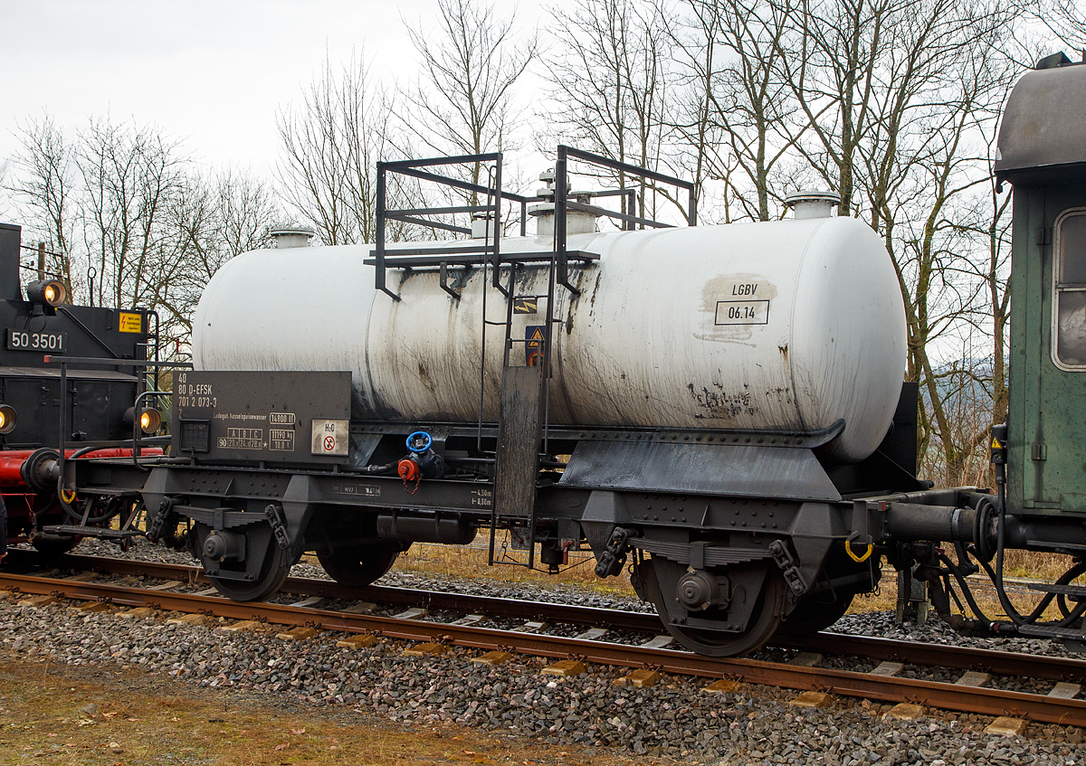 2-achsiger Kesselwagen 40 80 7012 073-3 D-EFSK, der Gattung Z, f�r Kesselspeisewasser, der Eisenbahnfreunde Treysa e.V, hier am 03.02.2018 im Zugverband im Bahnhof Hachenburg.

TECHNISCHE DATEN:
Spurweite: 1.435 mm
Achsanzahl: 2
L�nge �ber Puffer: 8.500 mm
Achsabstand: 4.500 mm
Eigengewicht: 11.190 kg
Tankinhalt: 14.800 l 
Max. Ladegewicht: 28,8 t (ab Streckenklasse C)
H�chstgeschwindigkeit: 90 km/h (beladen) / 100 km/h (leer)
