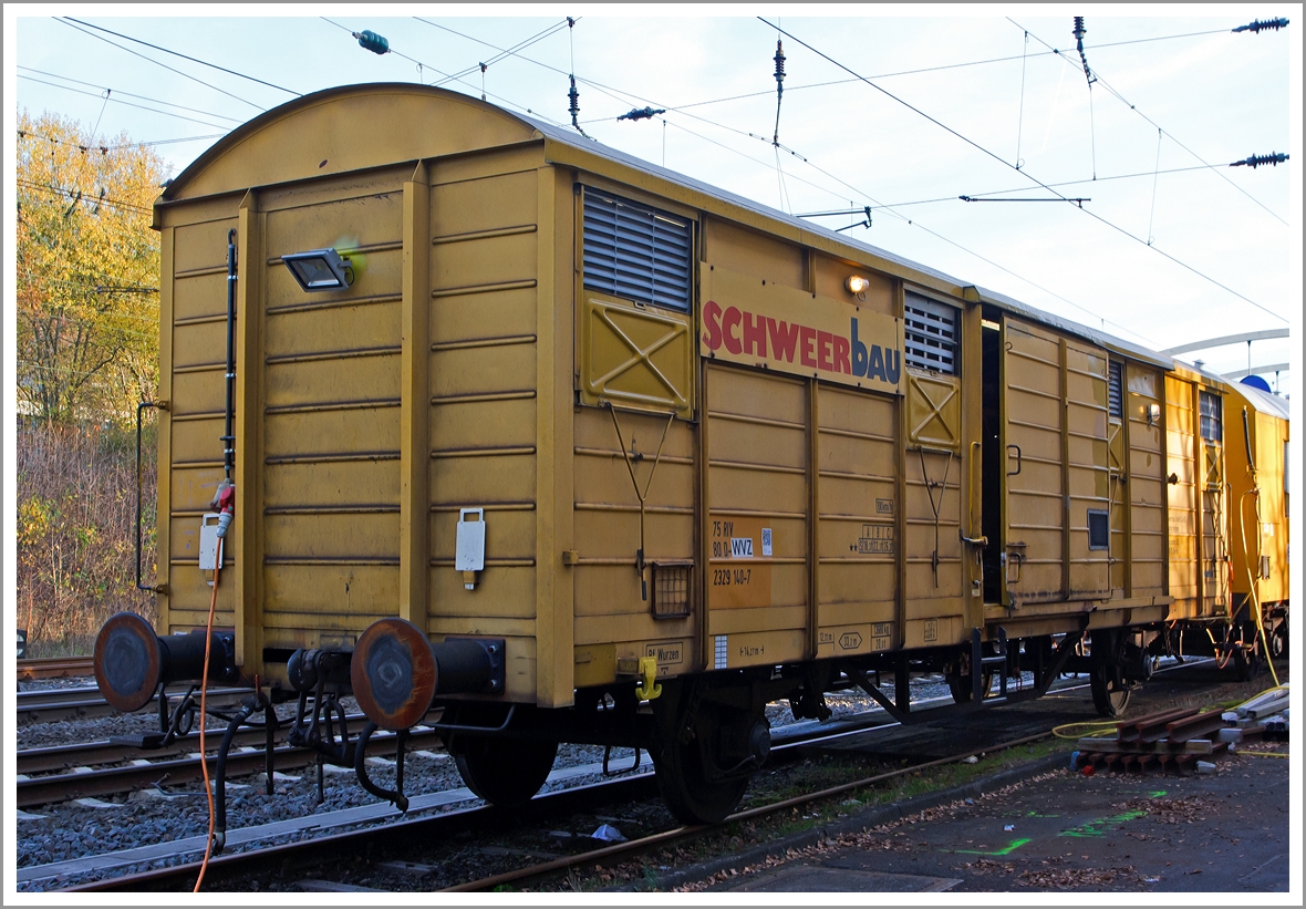 2-achsiger Werkstattwagen der  Schweerbau 75 80 D-WVZ 2329 140-7, abgestellt am 16.11.2013 in Kreuztal. 

Technische Daten
Bauart: Gbs 
Länge über Puffer: 14.270 mm 
Eigengewicht: 13.680 kg 
Höchstgeschwindigkeit: 100 km/h
