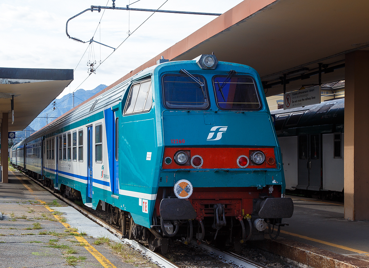 2. Klasse Reisezug- MDVC-Steuerwagen mit Gepäckabteil (MDVC steht für Medie Distanze Vestiboli Centrali, deutsch für Mittlere Entfernungen in Ballungsräumen) 50 83 82-87 134-3 I-TI der Trenitalia, der Gattung npBH non passante “Mazinga” (nicht überholter) am 15.09.2017 im Bahnhof Domodossola.

Die den Wagen handelt es sich um in Italien hergestellte Eisenbahnwaggons die speziell für den Einsatz für mittlere Entfernungen wie z.B. RE (Regionalexpress Züge). Das „TE“  (vorne unten zeigt das es sich um einen Steuerwagen vom Typ TE (Tipo TE) für E-Loks handelt. 

TECHNISCHE DATEN: 
Spurweite: 1.435 mm
Länge über Puffer:  26.400 mm
Breite: 2.825 mm
Höhe: 3.965 mm
Drehzapfenabstand: 19.000 mm
Achsstand im Drehgestell:  2.400 mm
Laufraddurchmesser : 860 mm (neu)
Fußbodenhöhe: 1090 mm
Eigengewicht: 39 t
Sitzplätze:  60 (2. Klasse) 
Zuladegewicht: 3 t
Höchstgeschwindigkeit:  160 km/h
Bremsbauart:  Freno WU-R 59 t