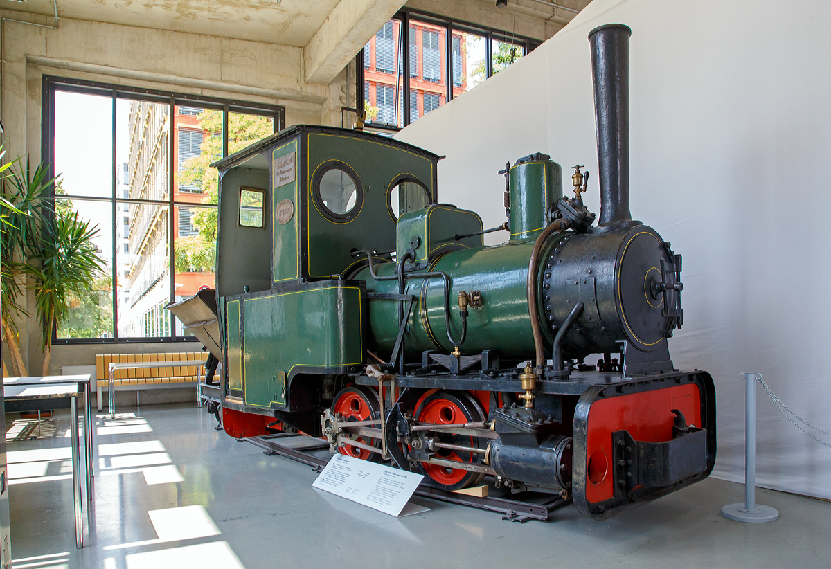 
20 PS Krauss Feldbahn-Dampflokomotive vom Typ XIV uu (am 16.06.2018) ausgestellt im Verkehrszentrum des Deutschen Museums in München (Theresienhöhe). 

Die Lok wurde 1903 von Krauss & Cie. in München für die Bauunternehmung Leonhard Moll (München) gebaut. 
Ihre gesamte aktive Einsatzzeit und auch viele Jahre danach verbrachte die Lok bei der Münchener Bauunternehmung Leonhard Moll. Sie war auch beim Bau des Deutschen Museums damals im Einsatz. Moll stellte sie 1983 dem Deutschen Museum zur Verfügung.  

TECHNISCHE DATEN: 
Spurweite:  600 mm
Achsfolge: B 
Gewicht: 5.600 kg 
Höchstgeschwindigkeit: 15 km/h 
Leistung: 20 PS