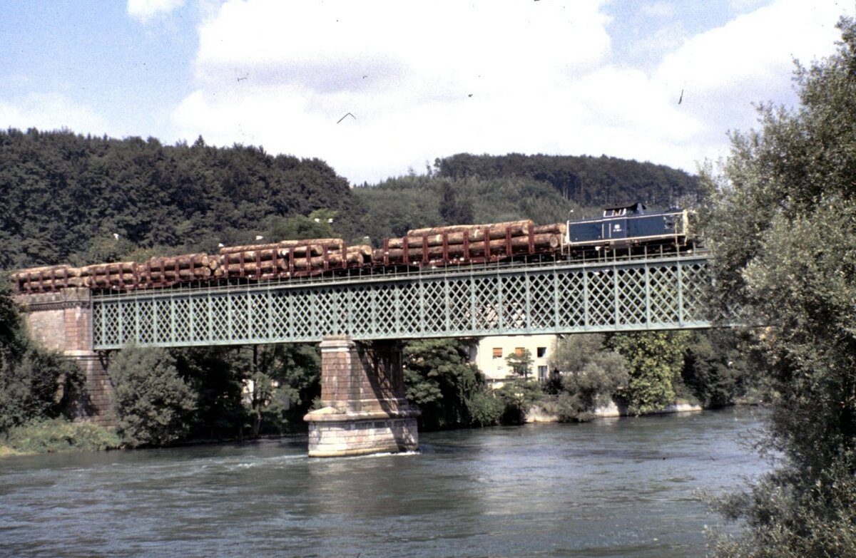 212 mit Holzzug auf der Rheinbrücke bei Koblenz CH und auf der DB-Seite Waldshut am 23.08.1980.