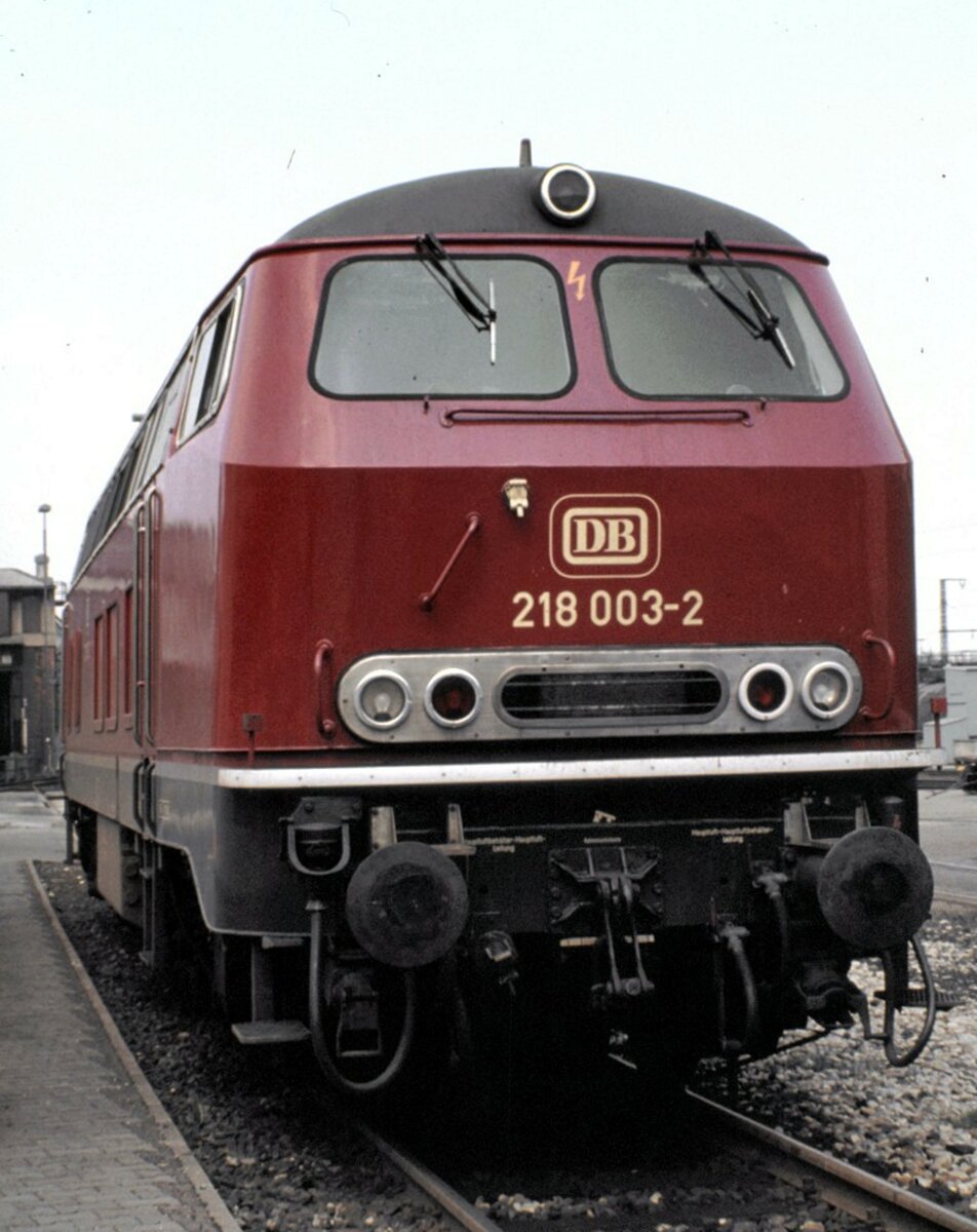 218 003-2 bei einer Führung in Regensburg am 25.04.1982.