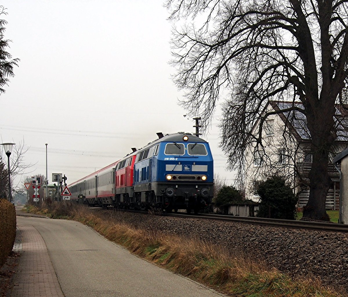 218 055-2 von Press und eine DB 218 mit IC 118 auf der Umleitung Richtung Süden im Illertal bei Bellenberg am 02.01.2020. Durch die Baustelle auf der Südbahn ist die Umleitung erforderlich. Die gemieteten 218er und der ÖBB IC ist eine optische Bereicherung im Illertal. Neben der 218 055-2 von Press sind noch weitere 218 von Railsystems RP GmbH in Betrieb.