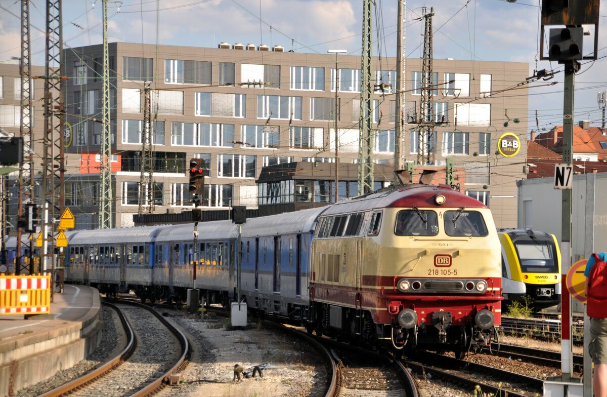 218 105-7 von NeSA mit dem FEX-Zug aus Singen in Ulm am 30.07.2022.