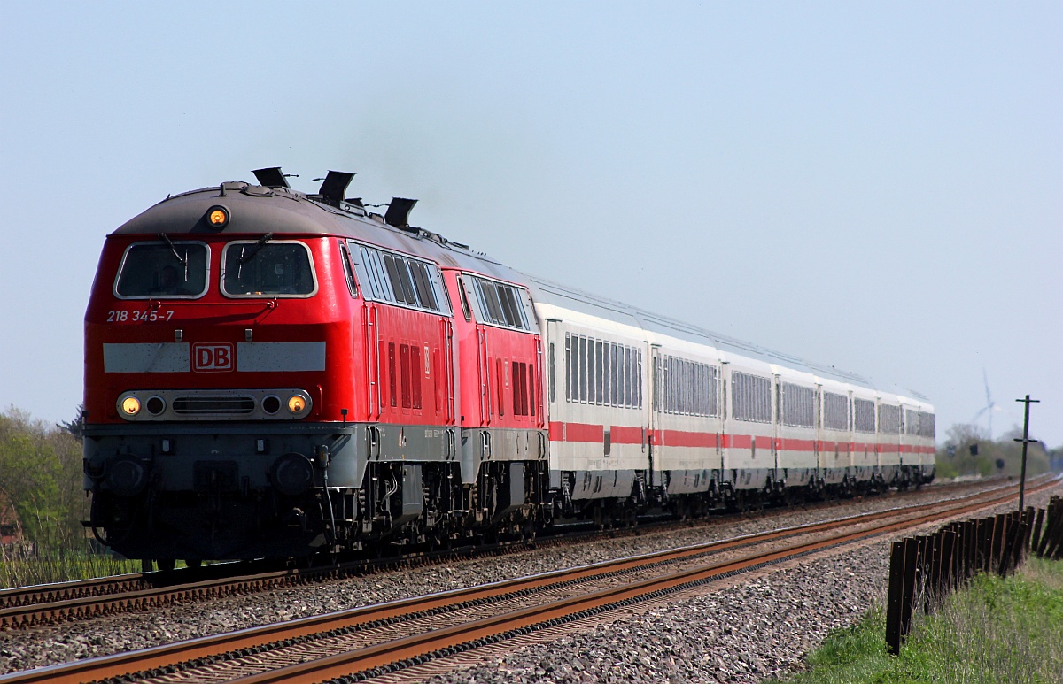 218 345-7 und 218 473-7 mit dem leicht versp�teten IC 2072 nach Westerland. Wiedingharder Neuer Koog 05.05.18
