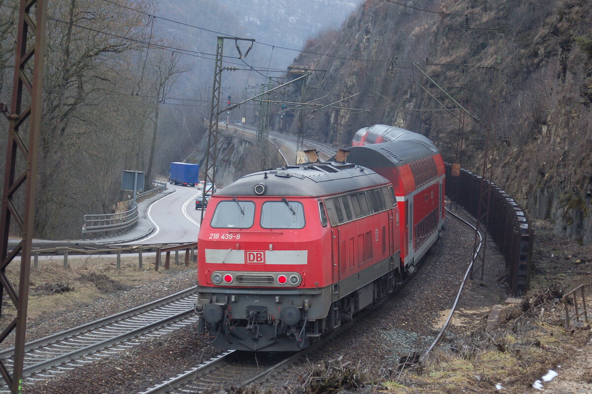 218 409-1 und 218 439-8 mit Doppelstockzug im Sandwich auf der Geislinger Steige am 12.03.2009.