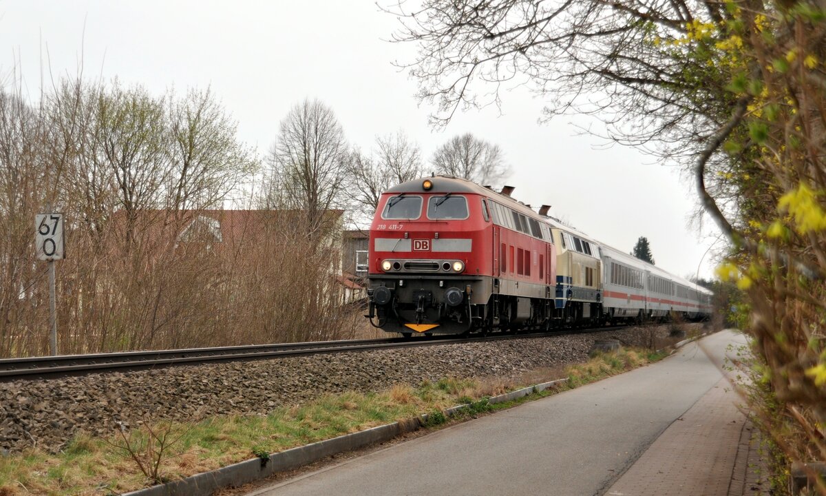 218 411-7 und 218 446-3 mit RE 2012 Allgäu (ab Ulm IC) in Bellenberg am 30.03.2022.