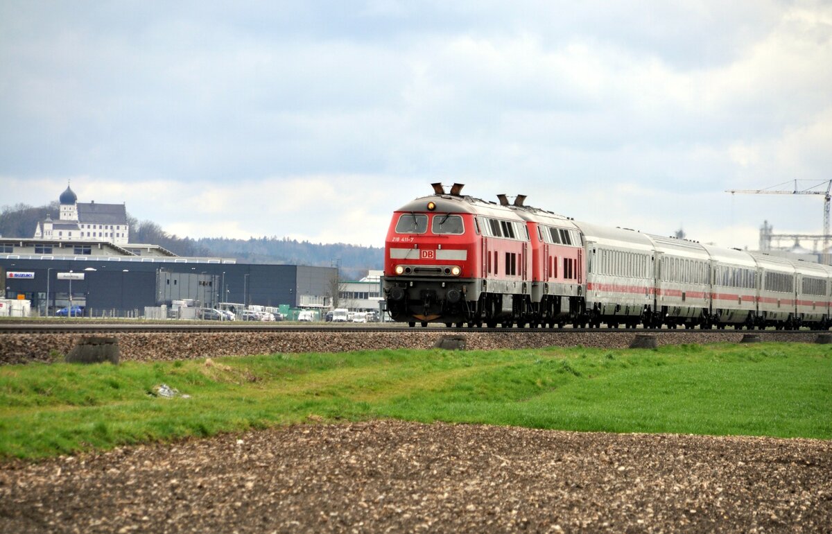218 411-7 und eine weitere 218 mit IC Allgäu 2012 bei Illertissen am 03.04.2023. Es ist das Vöhlinschloß zu sehen, mit dem Bienen- und Heimatmuseum.