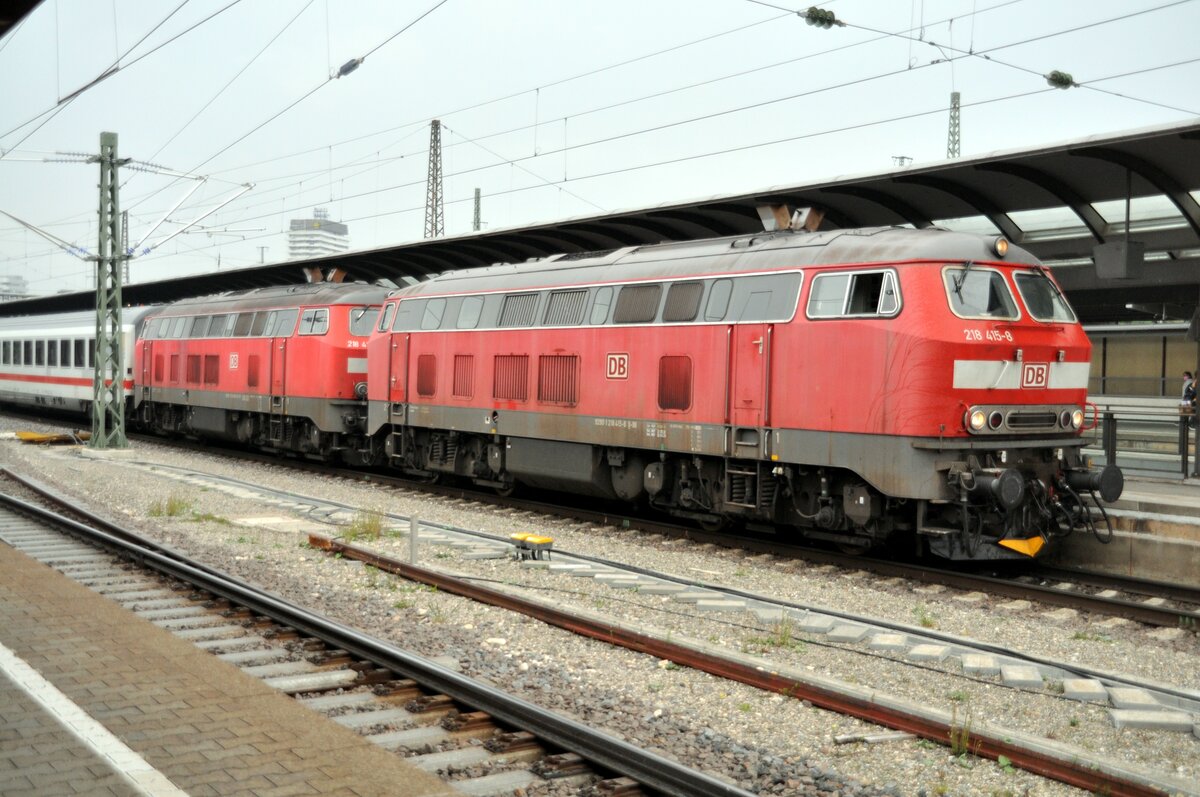 218 415-8 und 218 mit IC Allgäu in Ulm am 30.04.2022.