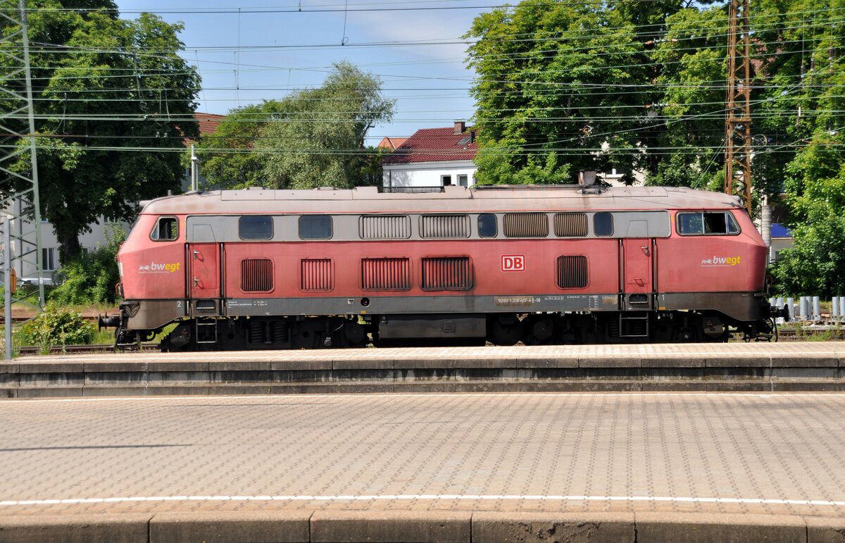 218 417-4, eine etwas heruntergekommene 218 fährt brummend zum Abschleppen aus Ulm am 02.06.2022.
