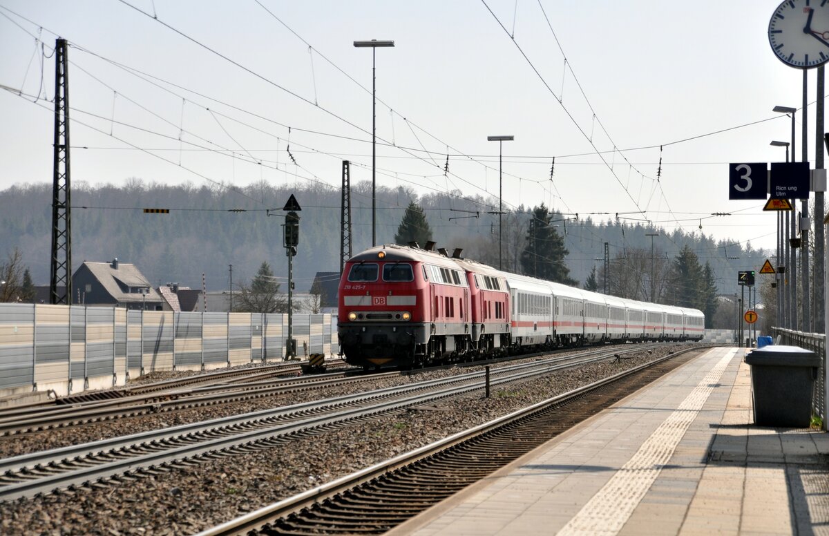218 425-7 und 218 415-8 mit IC 2012 Allgäu in Amstetten am 26.03.2022.
