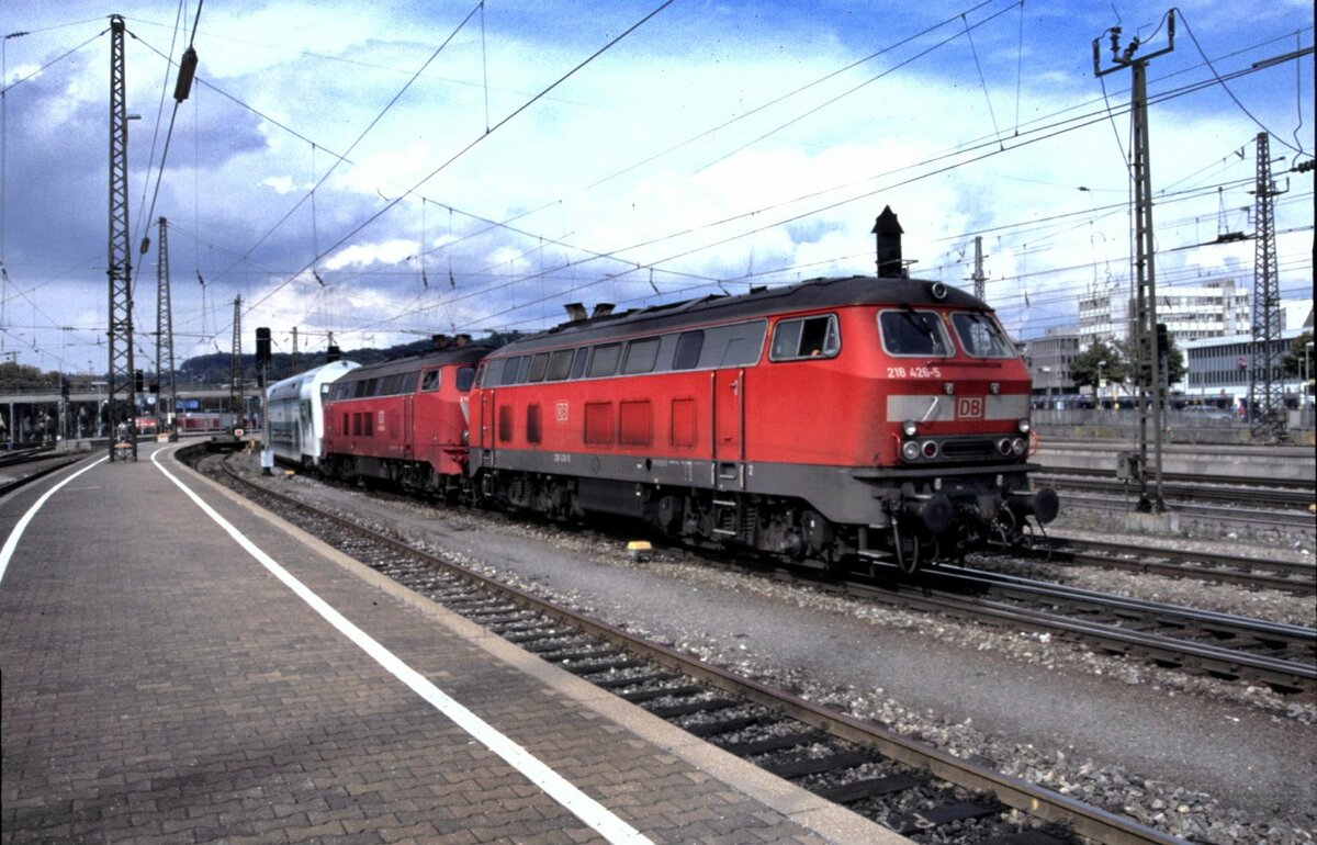 218 426-5 mit Zusatzlampen und eine weitere 218 mit Dosto-Wagen in Ulm am 14.09.2001.