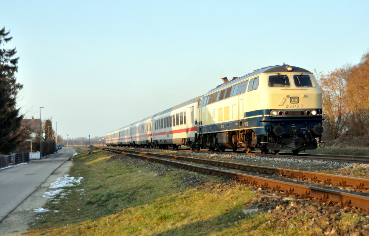 218 446-3 auf der Rückfahrt nach Oberstdorf bei Bellenberg am 16.07.2023.